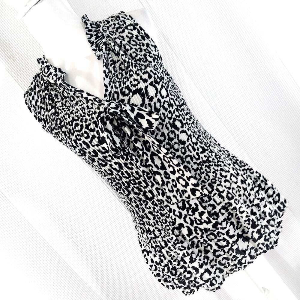 DKNY! BLACK & WHITE ACCORDION FINISH, ABSTRACT CIRCLES TIE NECK BLOUSE! SZ M